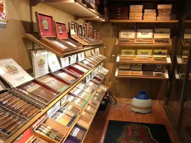 Best local cigar stores Minneapolis and St Paul bar lounge humidor near you