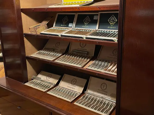 Best local cigar stores Montreal bar lounge humidor near you